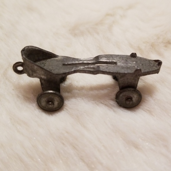 Vintage rollerskate charm - Picture 4 of 4